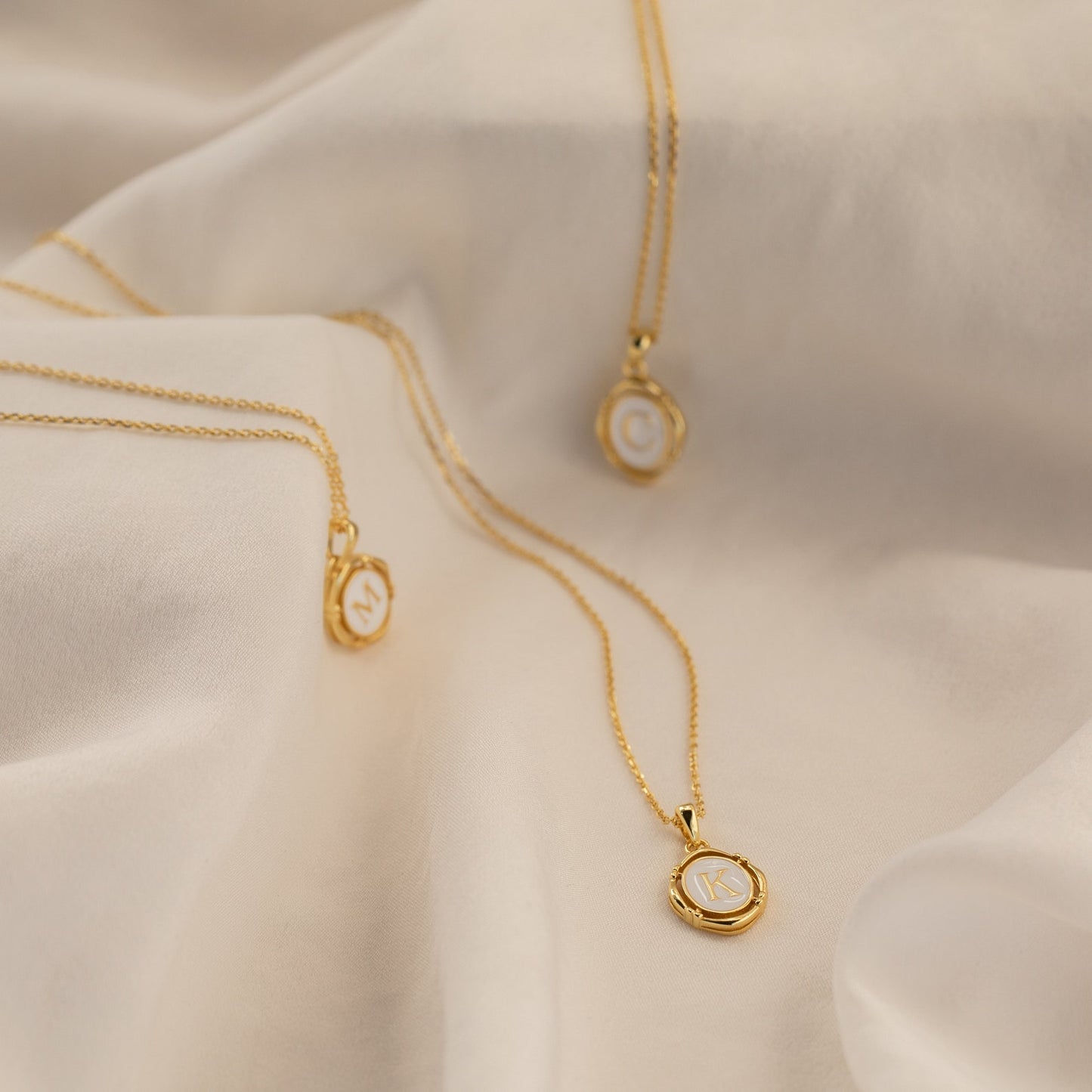 Collar con colgante inicial