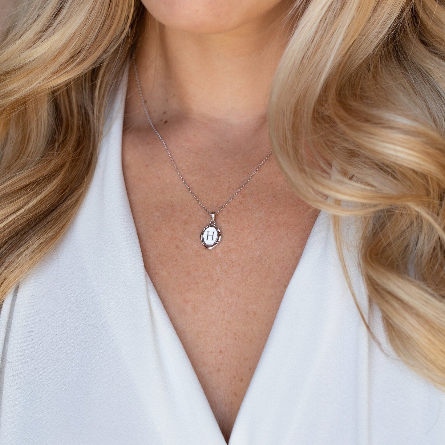 Collar con colgante inicial