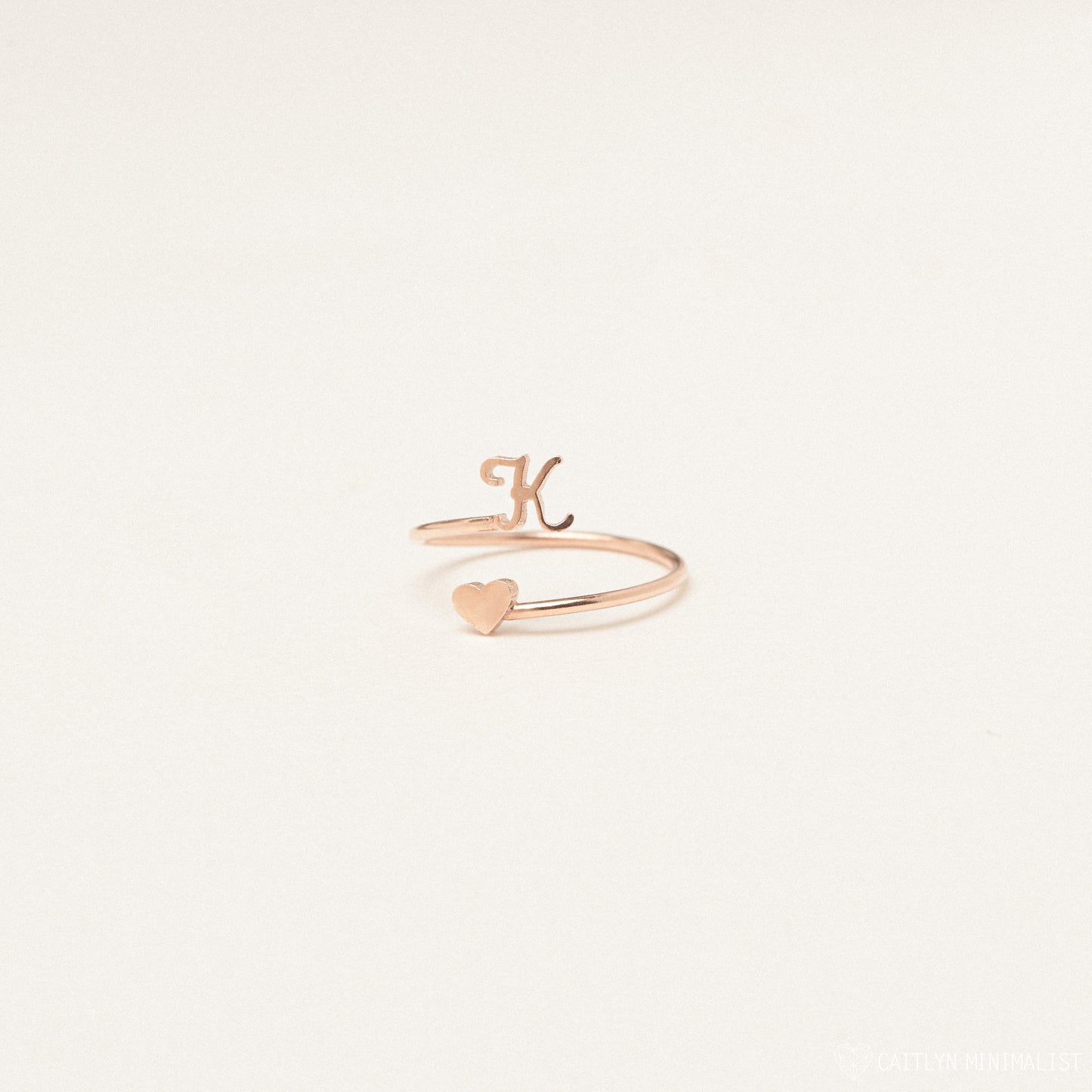 Anillo envolvente con inicial de corazón