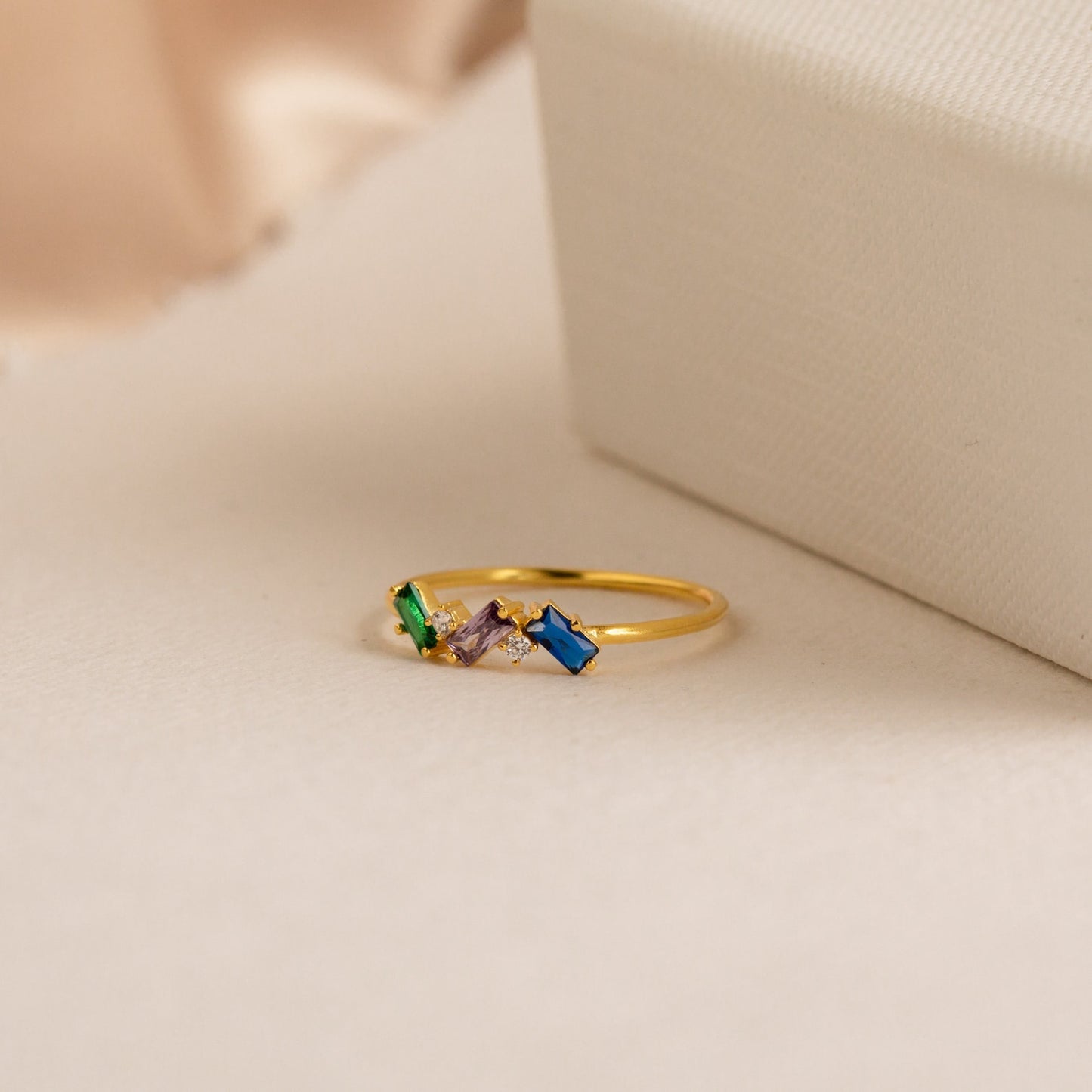 Bague avec pierre de naissance en forme de baguette 