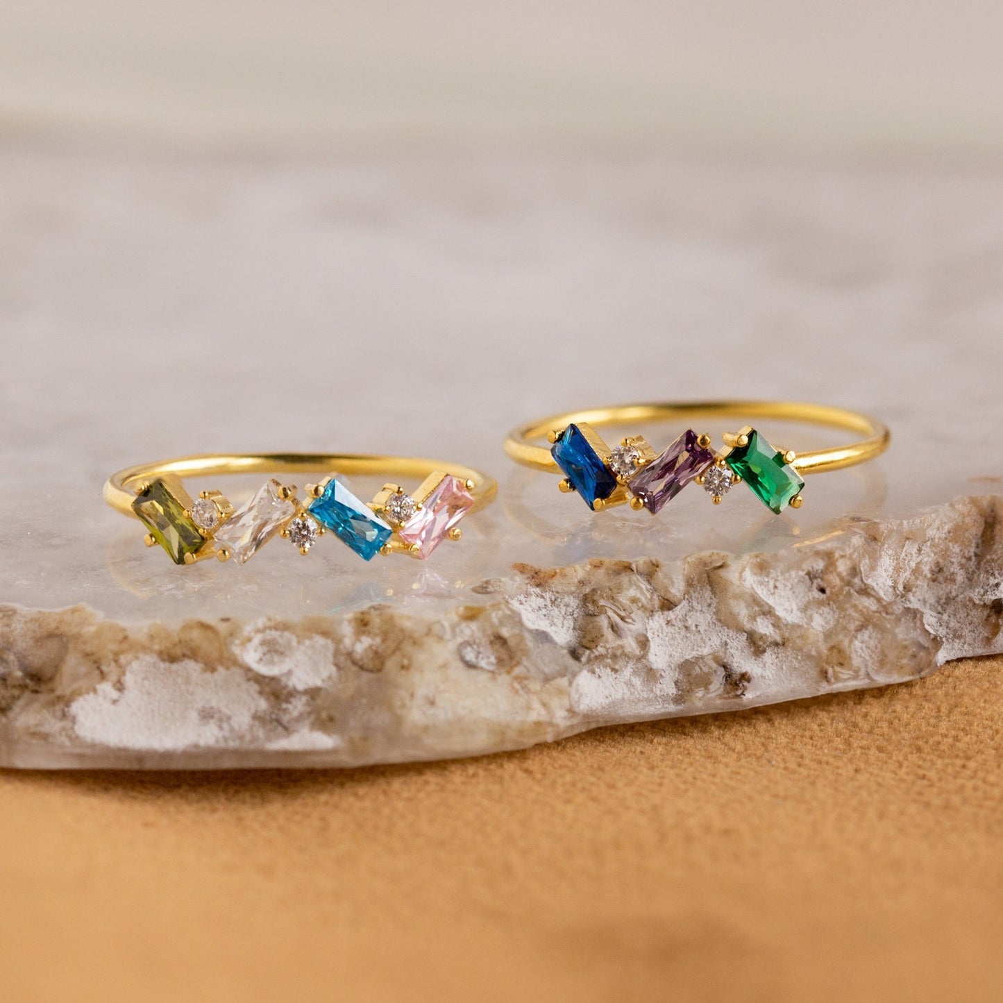 Bague avec pierre de naissance en forme de baguette 