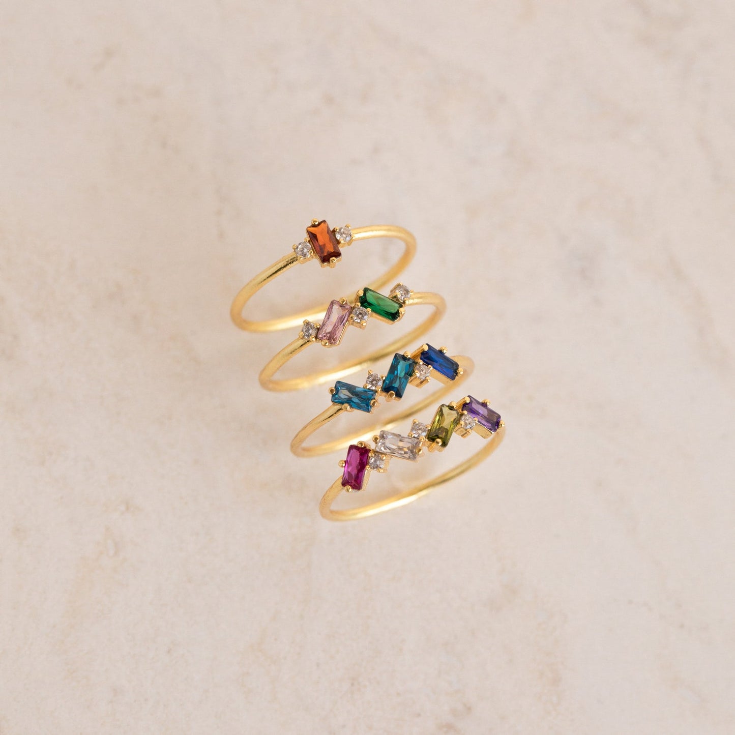 Bague avec pierre de naissance en forme de baguette 