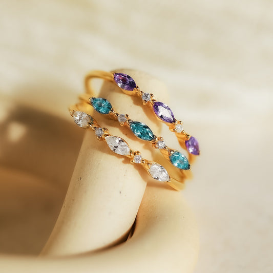 Bague avec pierre de naissance triple marquise