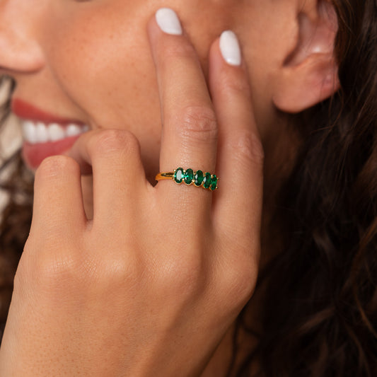Bague ovale avec pierre de naissance