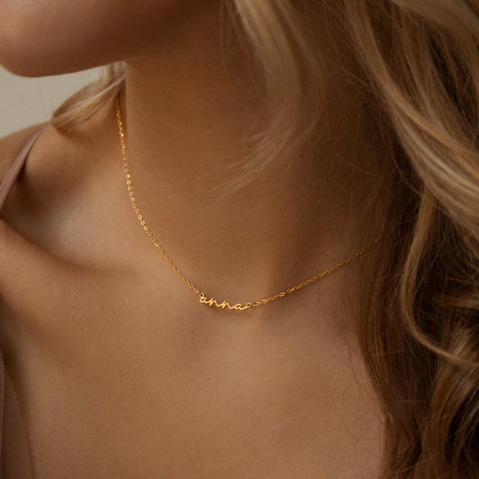 Collar pequeño con nombre de verano
