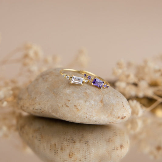Bague avec pierre de naissance en forme de baguette spatiale